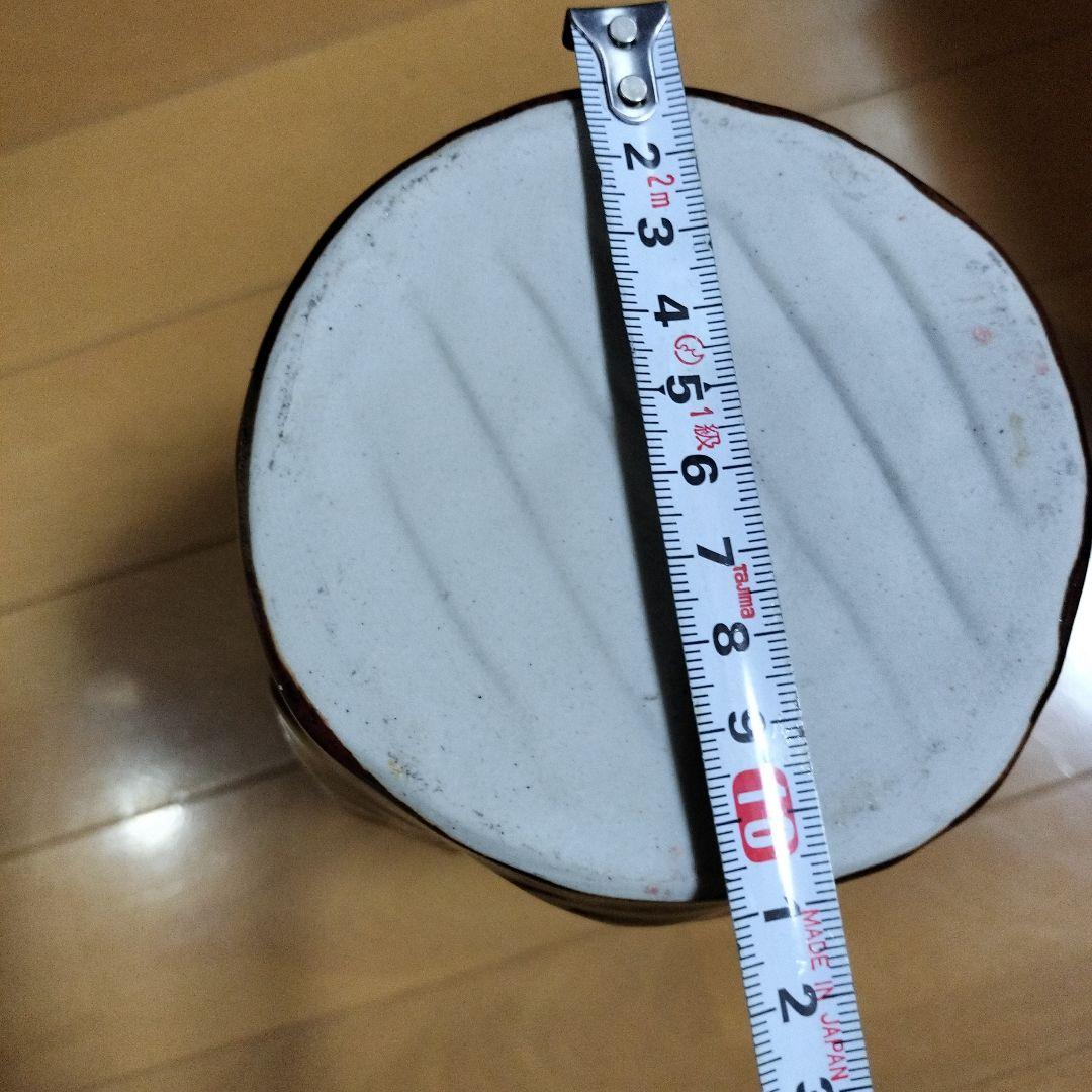 黒色地に青と白と茶の陶器花瓶