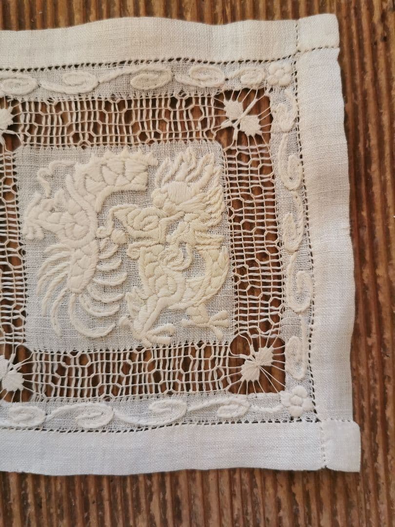 アンティーク 龍のエンブロイダリー 蝶のドローンワークレース シノワズリドイリー