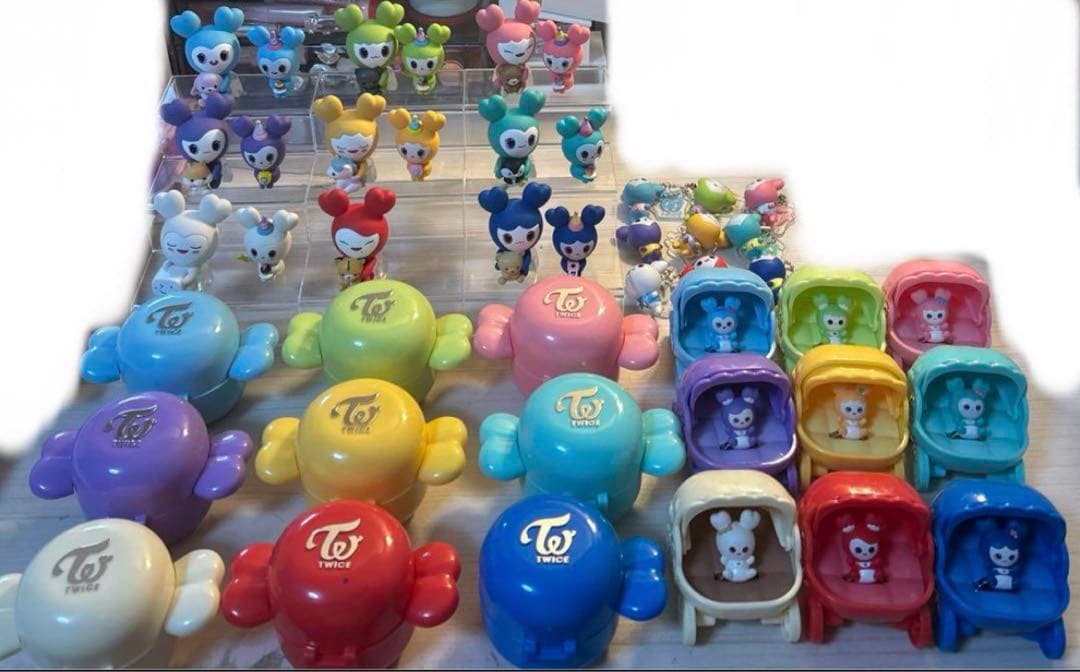 TWICE　まとめ売り　アルバム　アクスタ　ガチャ　缶バッチ　ペンライト　トレカ