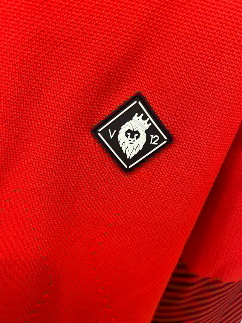 V12 レッド クルーネックセーター L