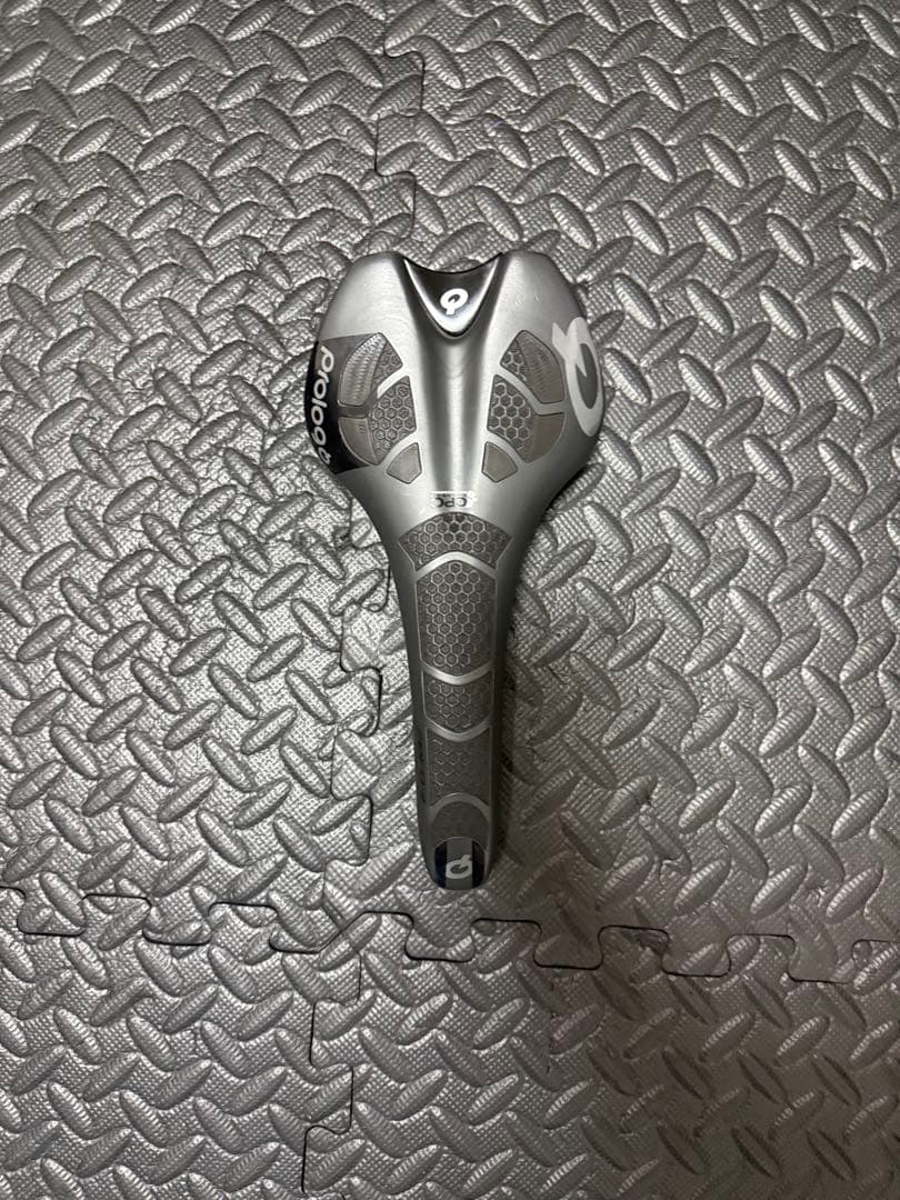 Prologo Nago Evo 134 サドル グレー/ブラック