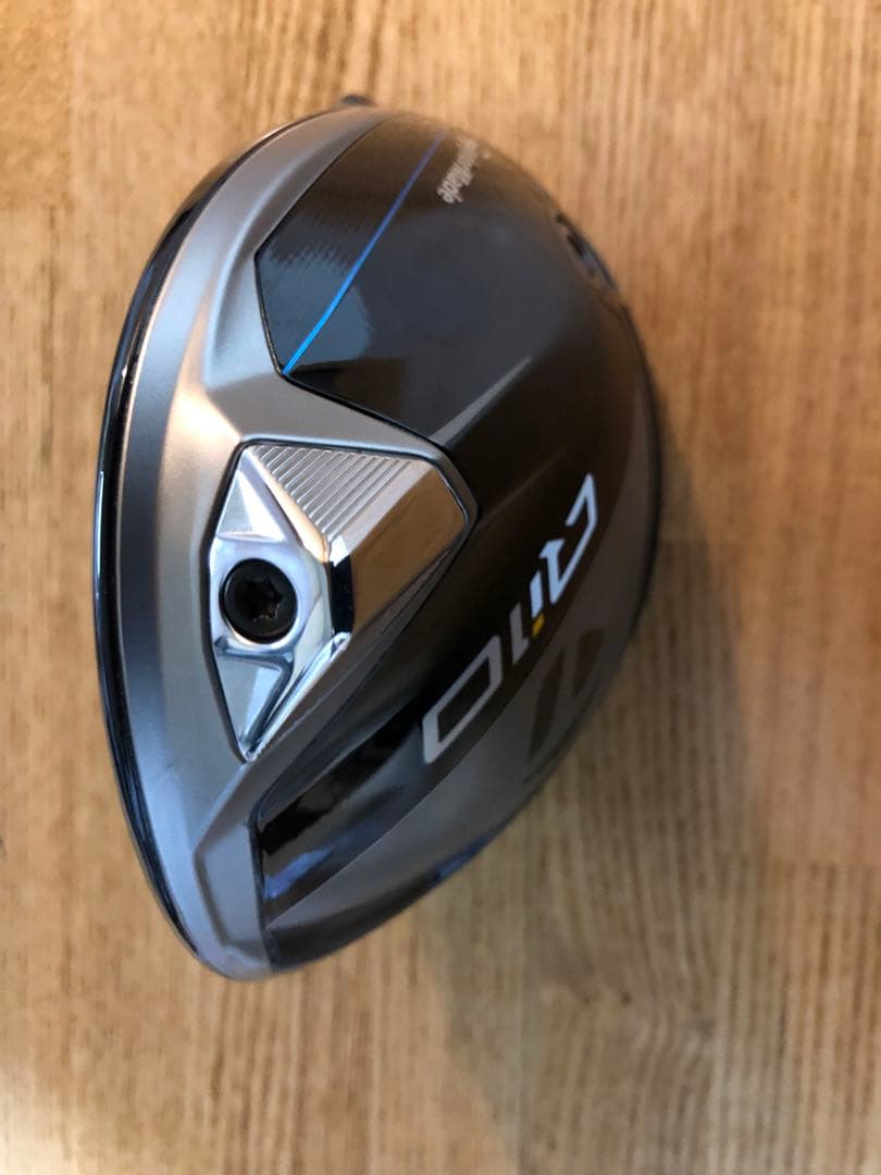 左）TaylorMade Qi10 10.5ドライバーヘッド＋ヘッドカバー付き