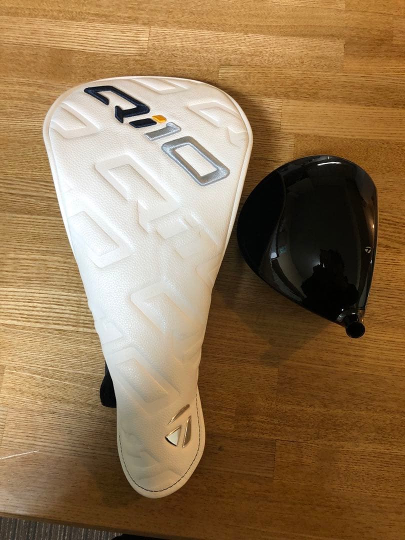 左）TaylorMade Qi10 10.5ドライバーヘッド＋ヘッドカバー付き
