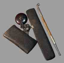 「鳳凰の図 七宝 鏡蓋 饅頭 根付」「折鶴 前金具」 煙草入 銀煙管有 江戸時代