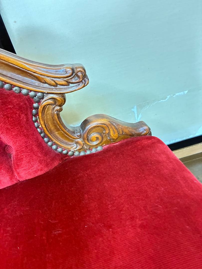 貓脚 クラシック 赤い布張りソファ