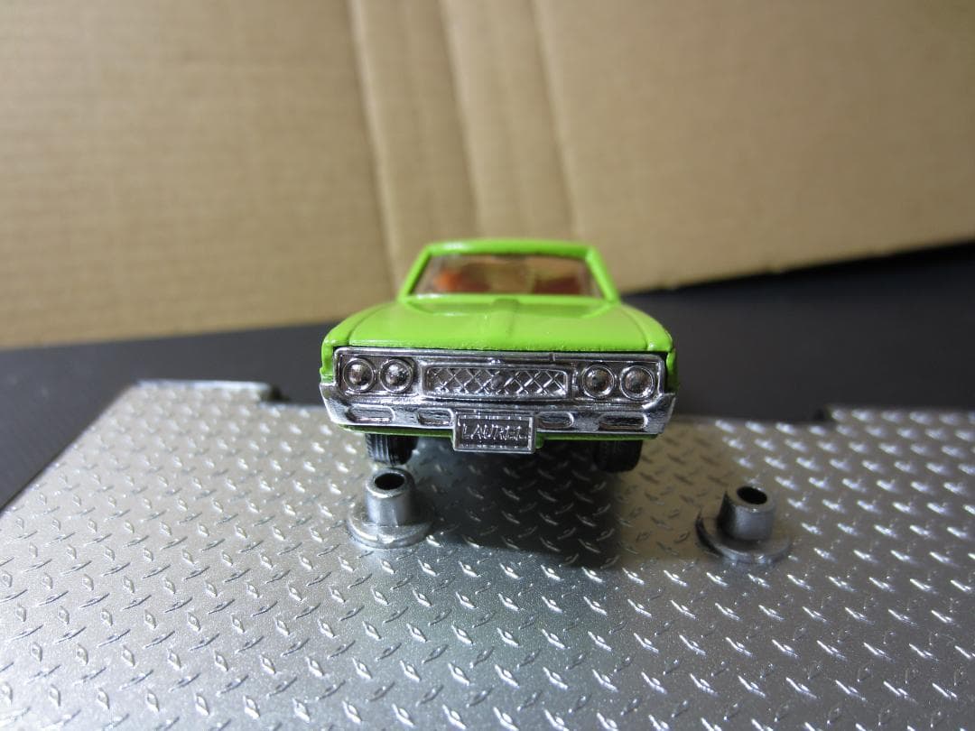 黒箱トミカ／【朱色シート】日産ローレル 2ドアハードトップ【牽引フック付】