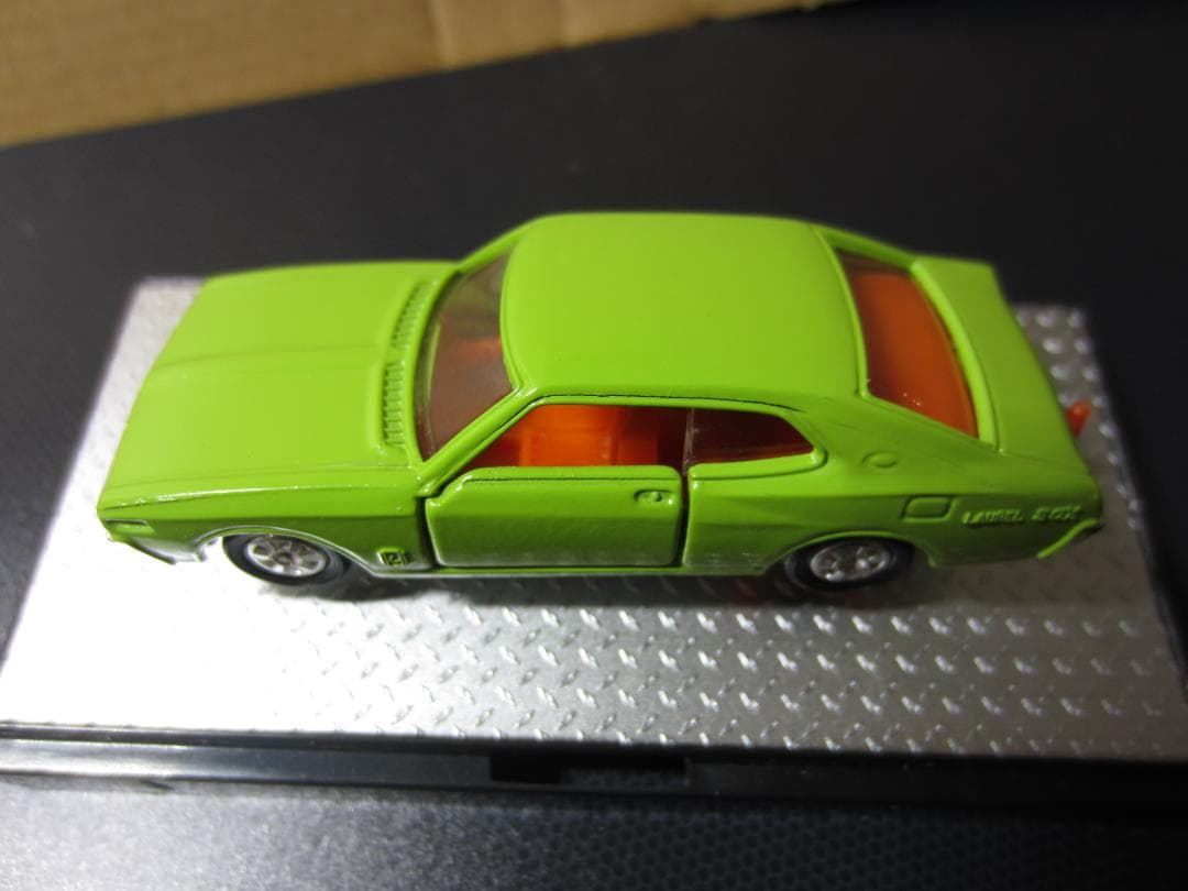 黒箱トミカ／【朱色シート】日産ローレル 2ドアハードトップ【牽引フック付】