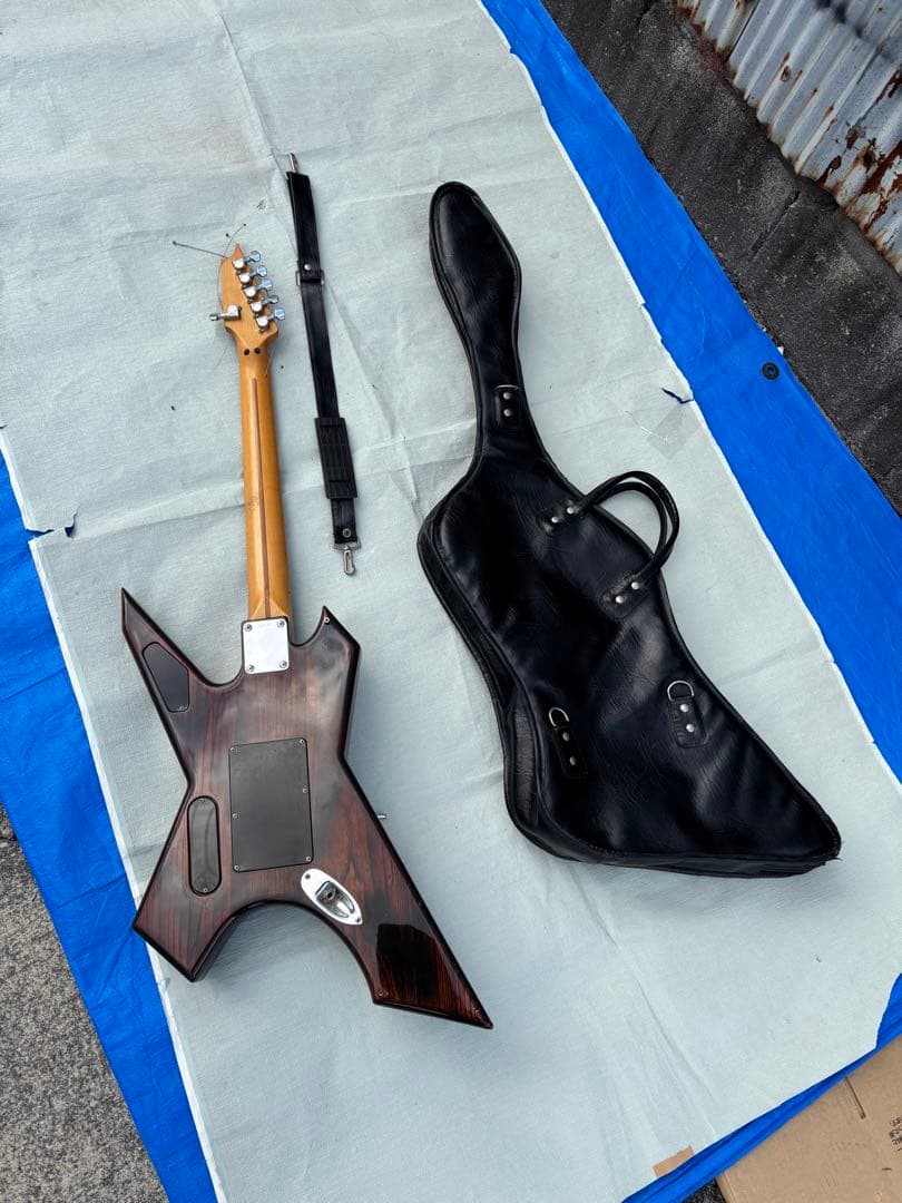 アンティークなKiller Guitars ケ-ス付き 6弦 エレキギター