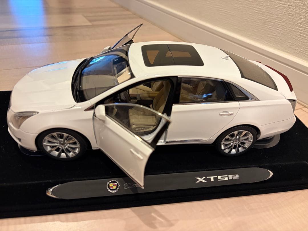 【希少】キャデラックXTSホワイト　1/18 モデル