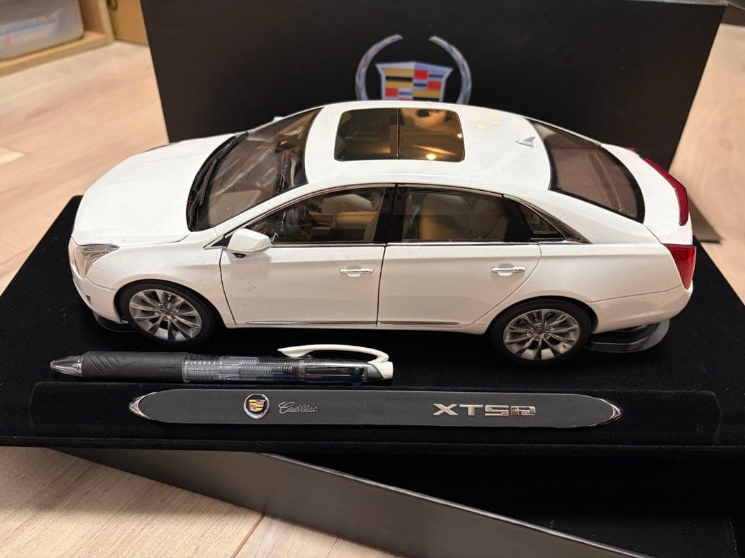 【希少】キャデラックXTSホワイト　1/18 モデル