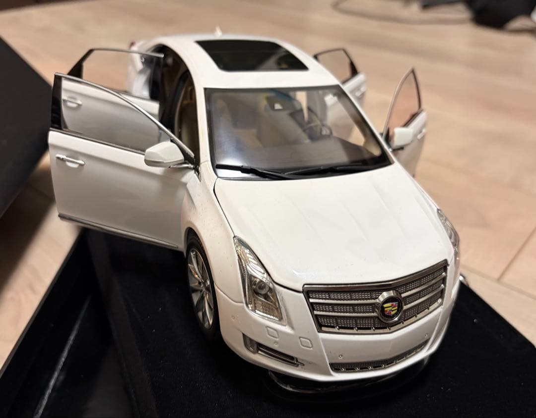 【希少】キャデラックXTSホワイト　1/18 モデル