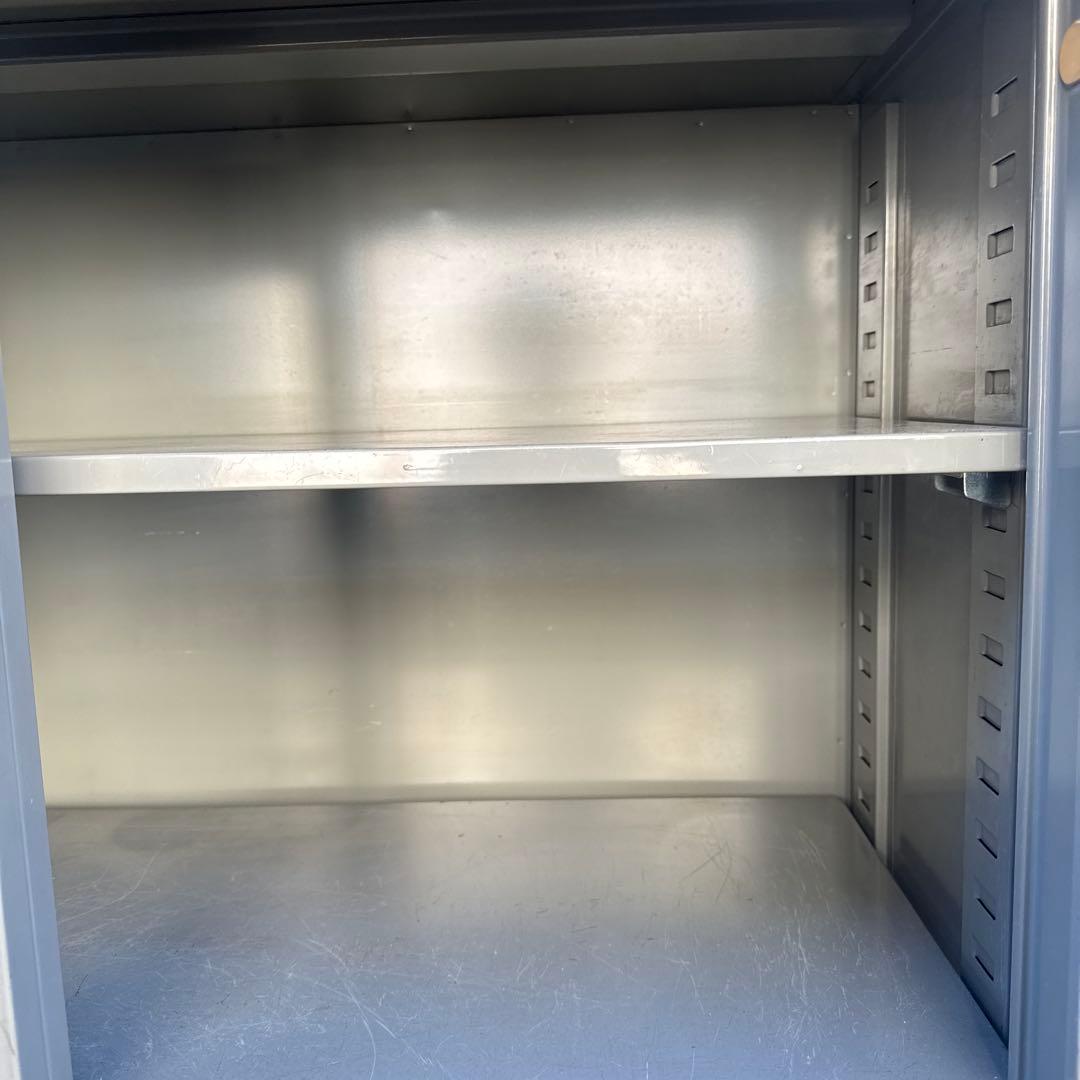 グレー金属製ガラス扉キャビネット　直接配送及び引き取りのみ