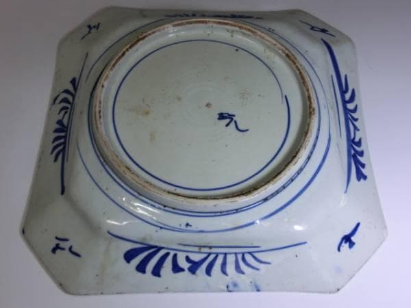 大皿■古い染付角皿(江戸後期～明治期)花唐草 船「玩」伊万里 八角四角 骨董品■