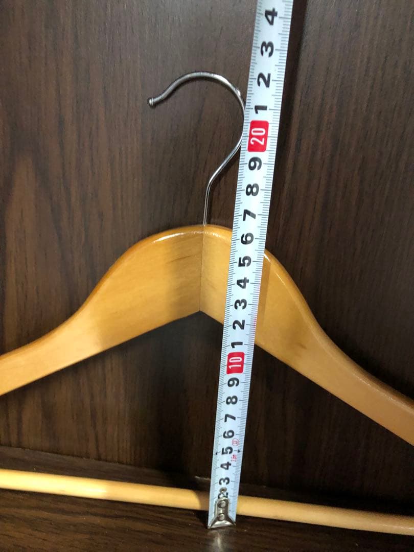 く*ま様 業者様必見！木製ハンガー 光沢仕上げ デザインまとめ売り230本！おま