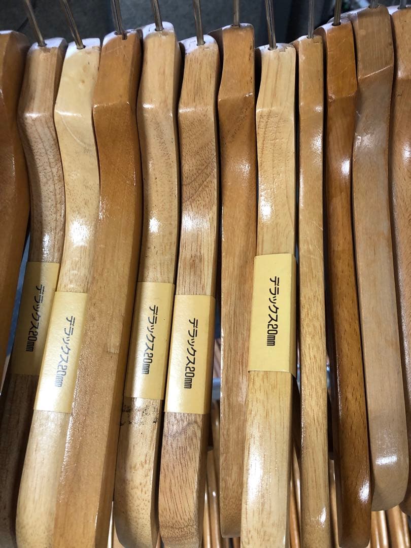 く*ま様 業者様必見！木製ハンガー 光沢仕上げ デザインまとめ売り230本！おま