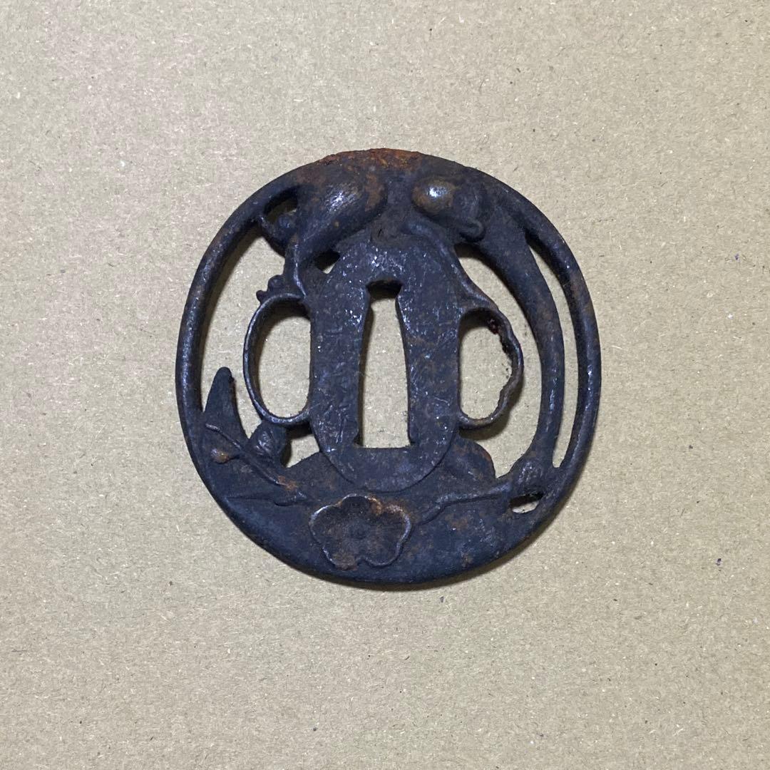 鉄製 鍔 花と動物の彫刻