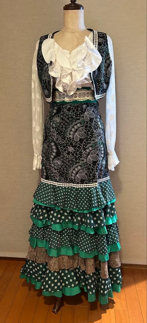 フラメンコ衣装　ブラック・ホワイト・グリーンファルダブラウスチャレコ3点セット