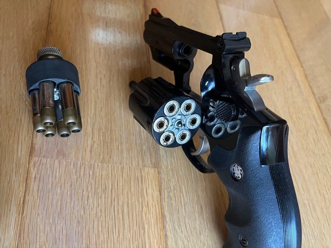 ガスガン ブラックリボルバーとホルスターとスピードローダー