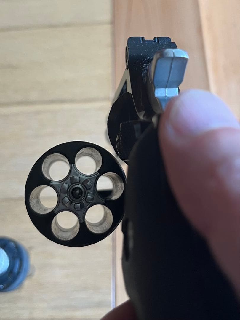 ガスガン ブラックリボルバーとホルスターとスピードローダー