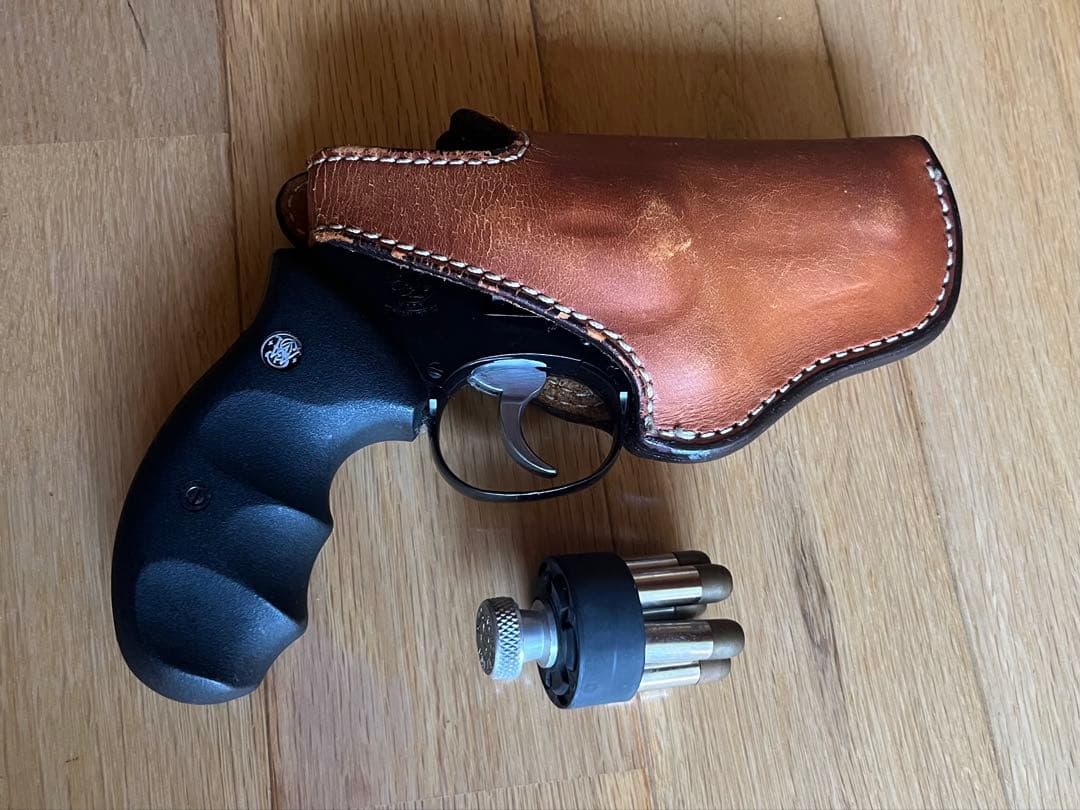 ガスガン ブラックリボルバーとホルスターとスピードローダー