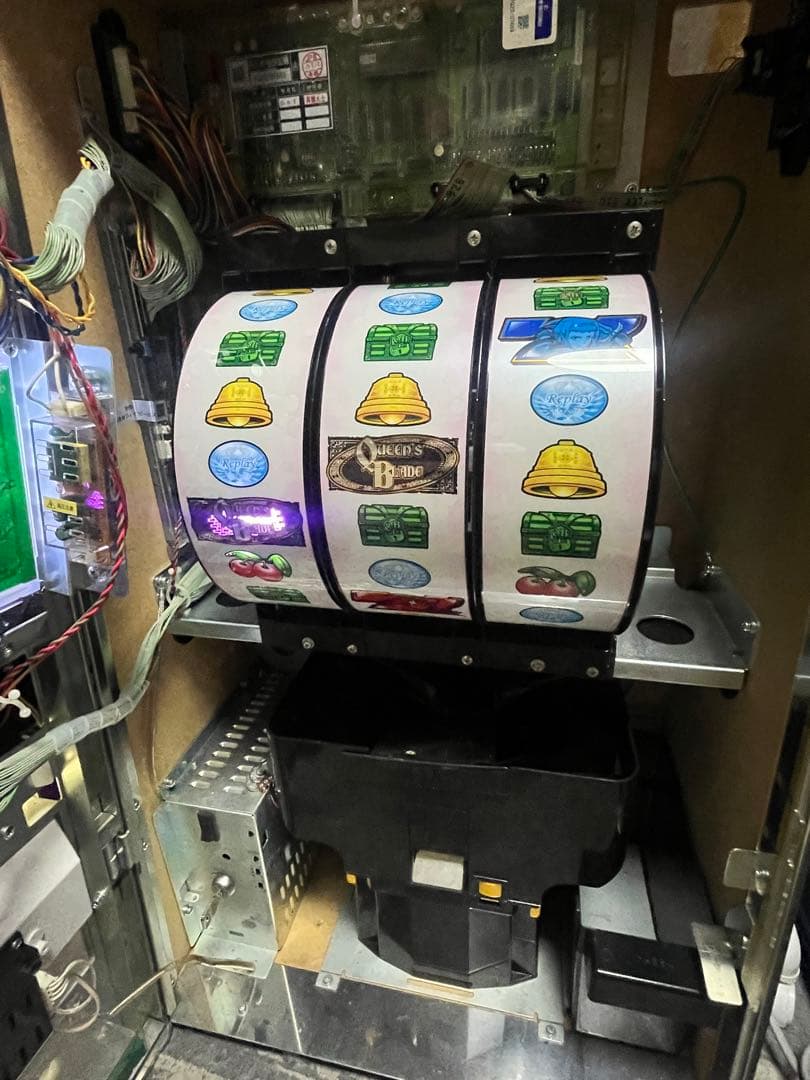 (引取り限定)パチスロ、クイーンズブレイド2玉座を継ぐ者