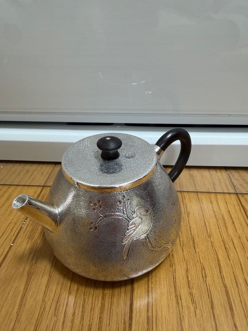 純銀製　鳥と枝図　片面意匠彫　銀製急須　小振り　煎茶道具