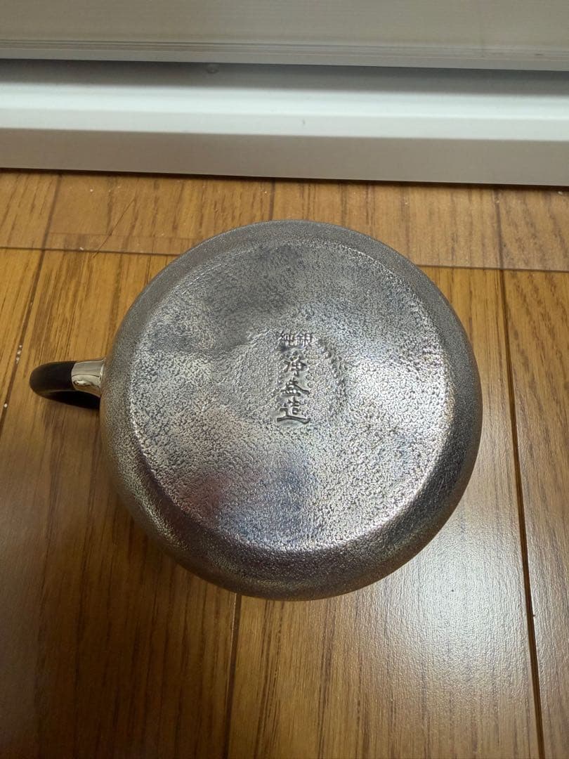 純銀製　鳥と枝図　片面意匠彫　銀製急須　小振り　煎茶道具