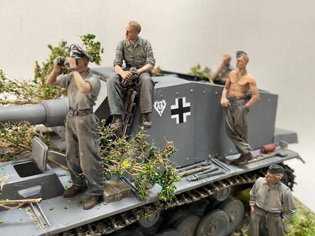 戦車ジオラマ　1/35 ドイツvシュトゥーラ・エミール自走砲と戦車兵