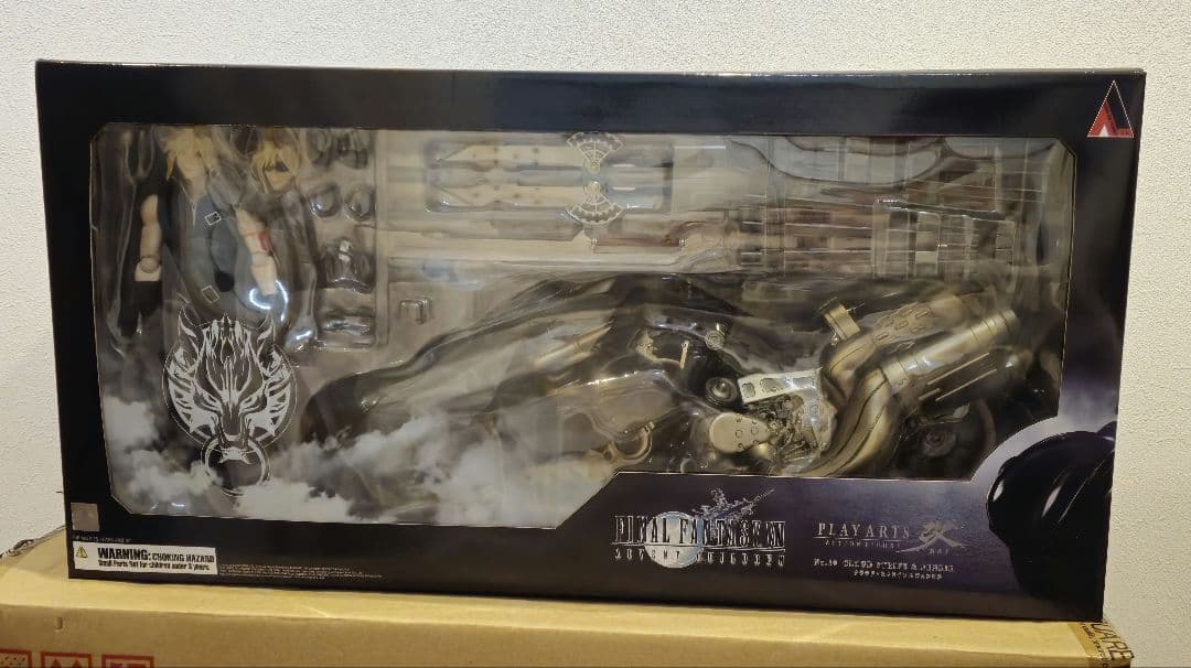 新品・未開封品　PLAY ARTS改 クラウド・ストライフ＆フェンリル