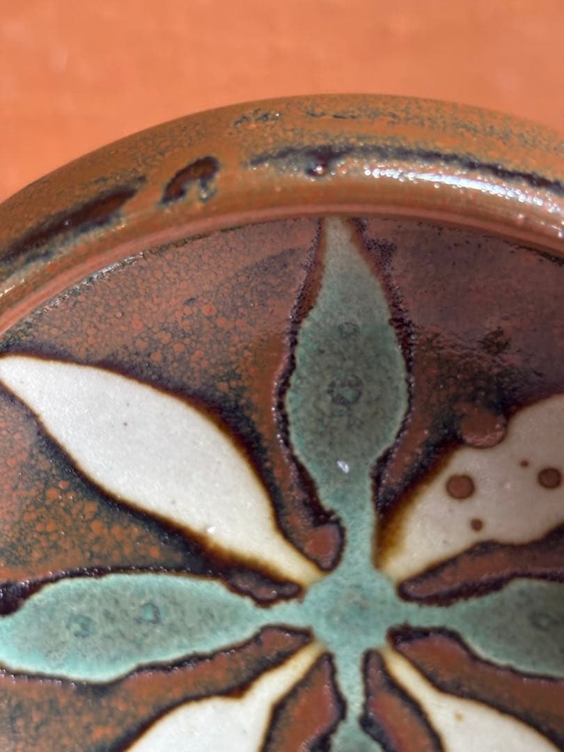 やまちゃん河井寛次郎作白緑柿釉花文独楽形皿　検森に咲く一輪の花