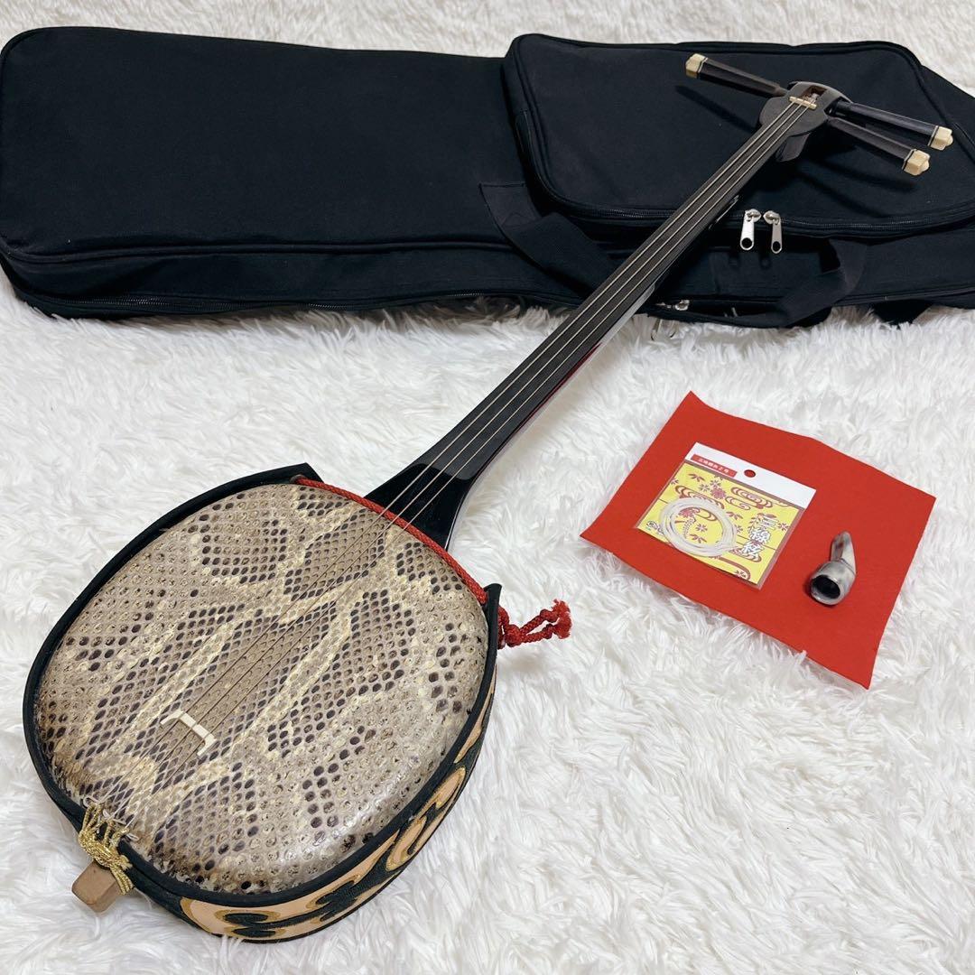 【美品】沖縄三線 本皮 強化張り 二重張り ソフトケース、弦セット、爪付き