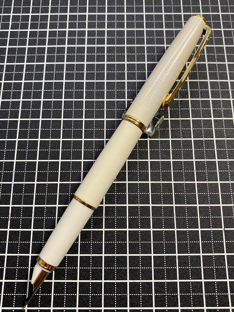 PILOT LADY WHITE SAKURA 万年筆　字幅F