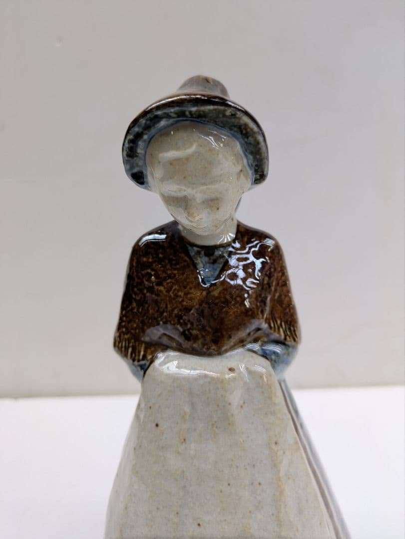 ビング＆グロンダールの大きなヴィンテージ磁器の置物 - 民族衣装を着た女性