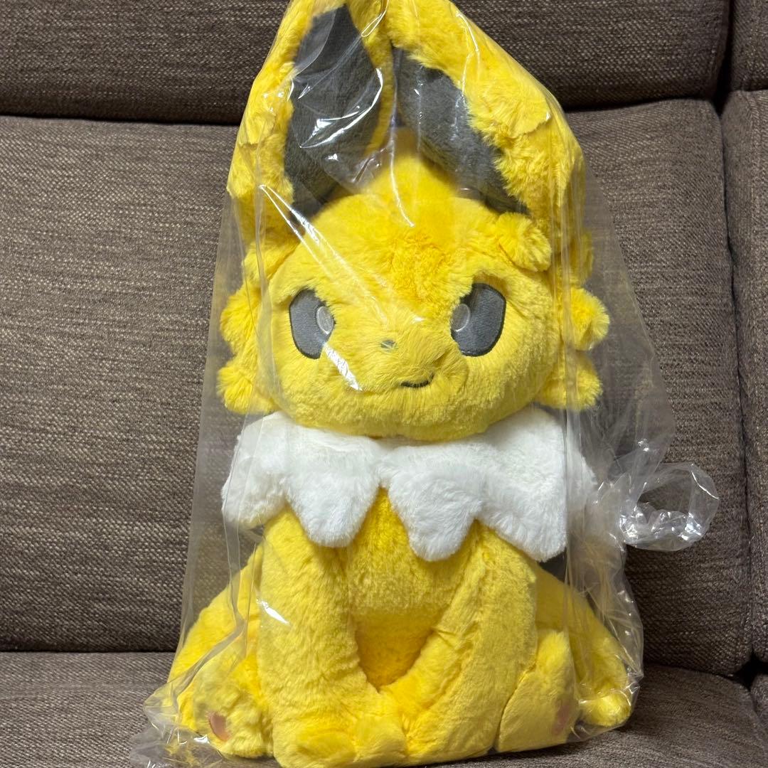 【新品】 ポケモンセンターオリジナル　ふわふわ抱きぬいぐるみ　サンダース