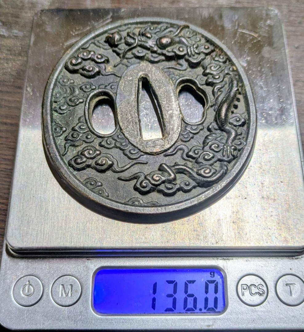セール 江戸中期 鉄地 雲龍図 丸形鍔 直径約80mm 重量136g 刀装具