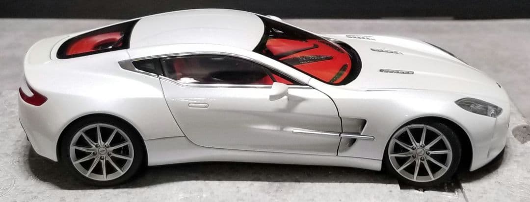オートアート　シグネイチャー 1/18 　アストンマーチンONE-77