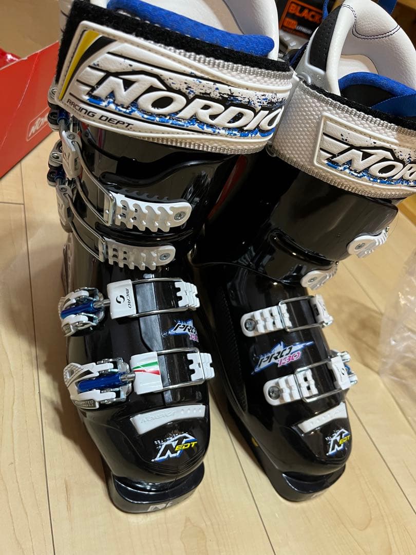 ノルディカ　スキー　ドーベルマン　ブーツ　ゲレンデ　レース