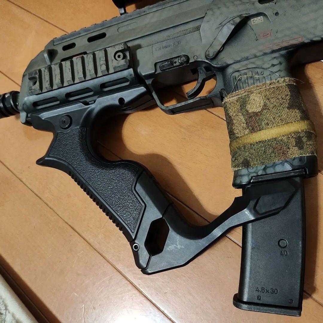 東京マルイMP7　ガスブローバック　サイト付き　迷彩塗装　グリップ付き