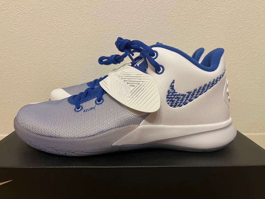 【新品・未使用】ナイキ カイリー フライトラップⅢ EP 27cm 白青