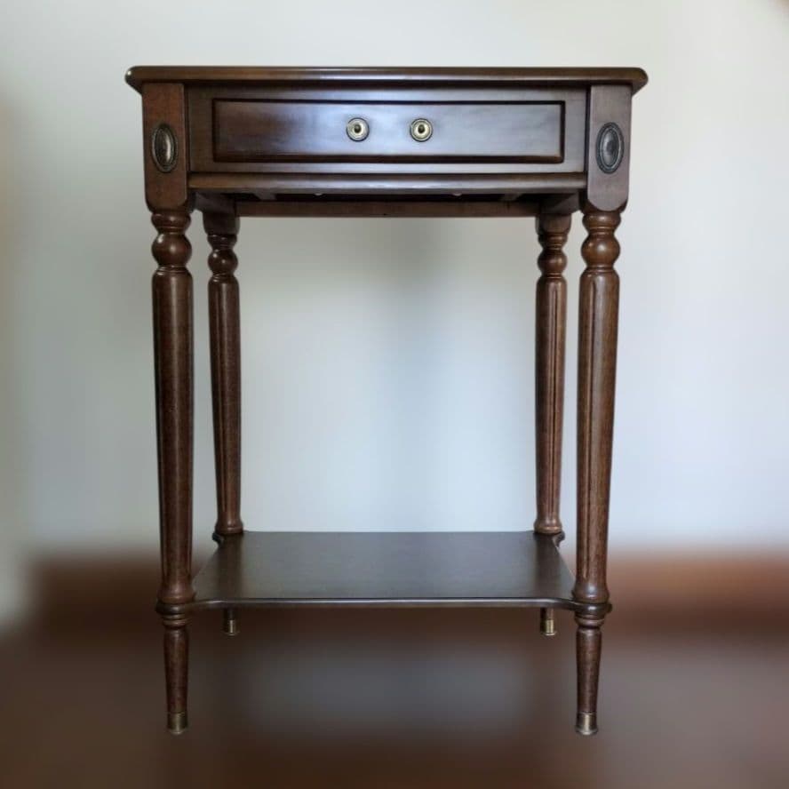 マレーシア製 クラシック 木製サイドテーブル　引き出し付き／アンティーク調