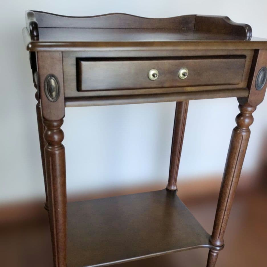 マレーシア製 クラシック 木製サイドテーブル　引き出し付き／アンティーク調