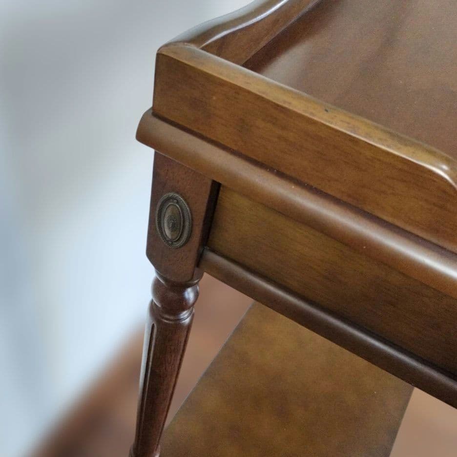 マレーシア製 クラシック 木製サイドテーブル　引き出し付き／アンティーク調