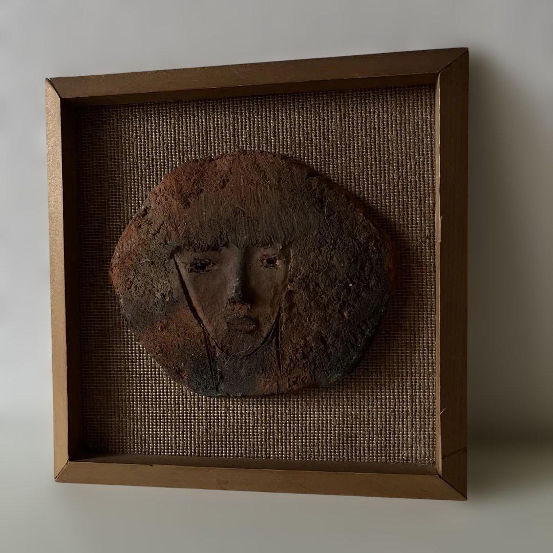 陶器製顔の彫刻 二部黎 木製フレーム付き