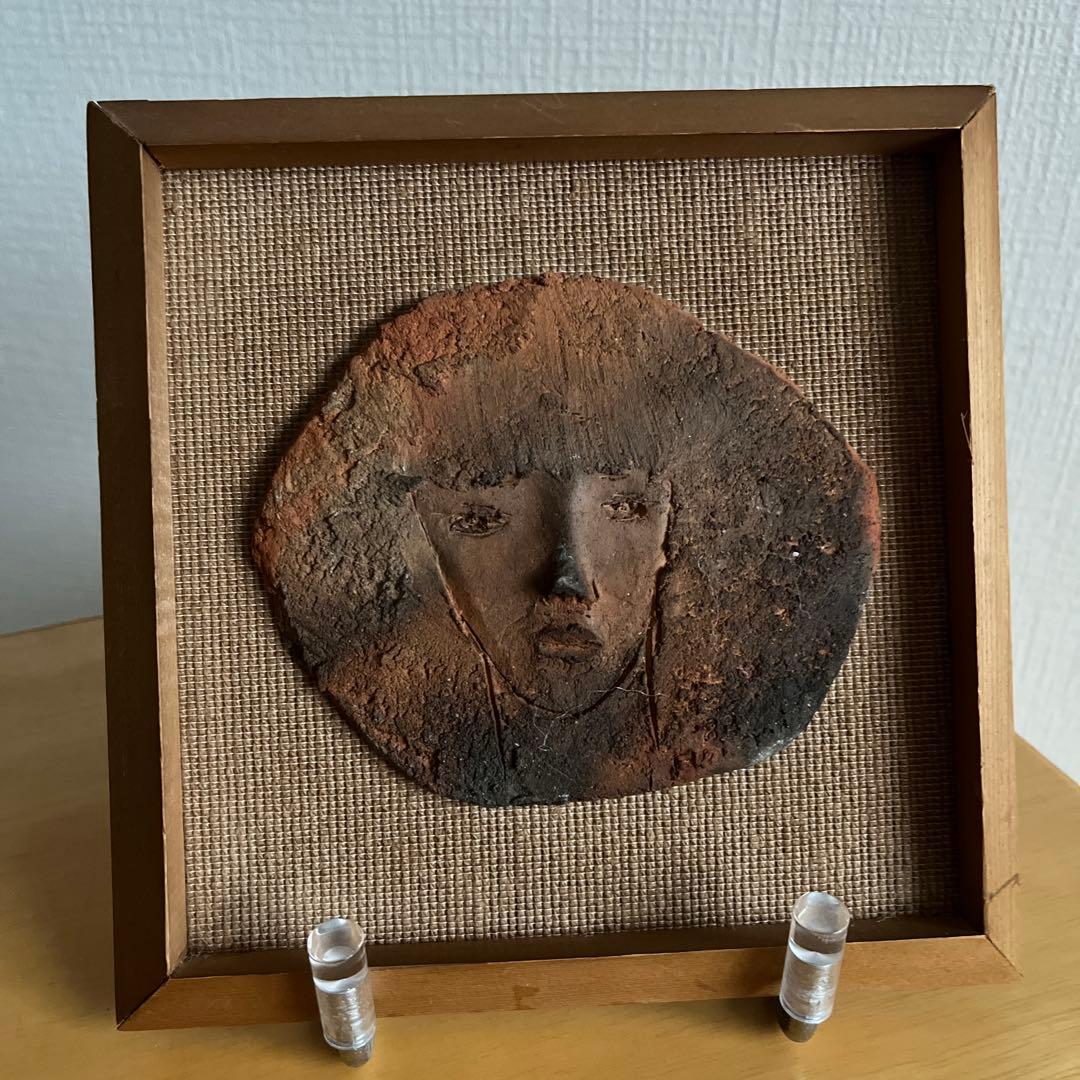 陶器製顔の彫刻 二部黎 木製フレーム付き