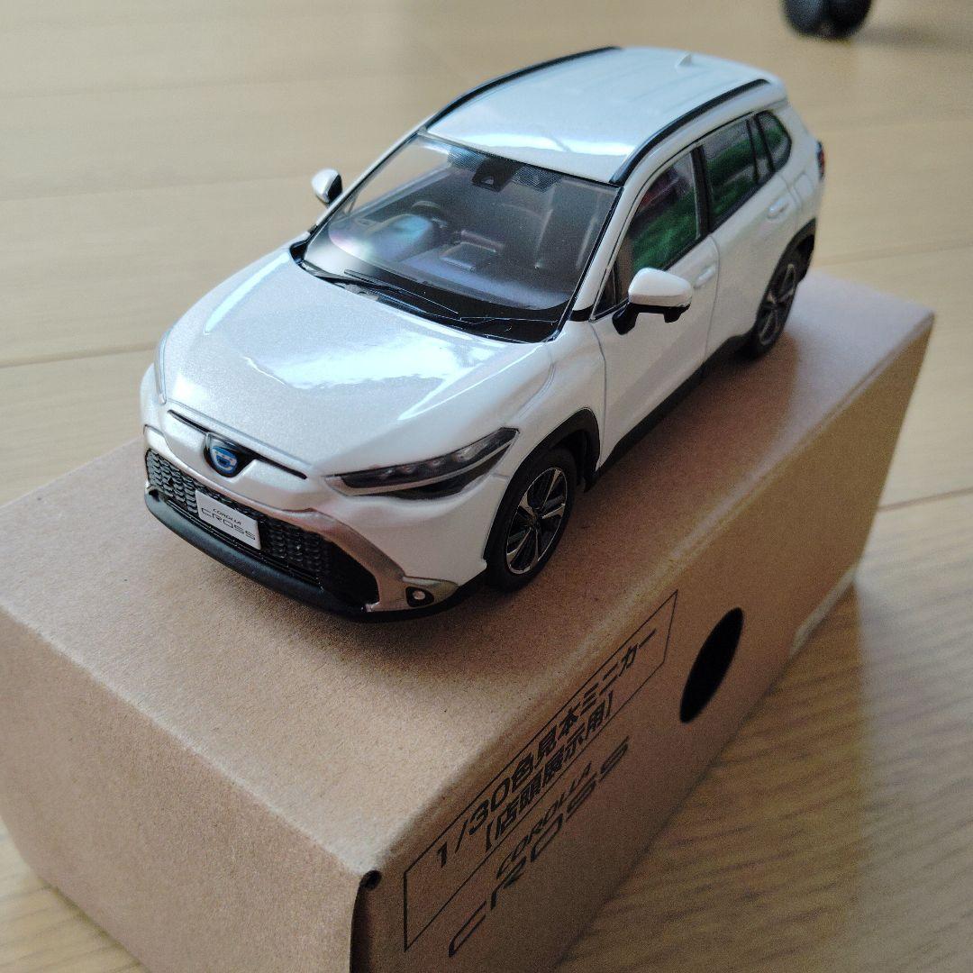 カローラクロス　ミニカー カラーサンプル　プラチナムホワイトパールマイカ
