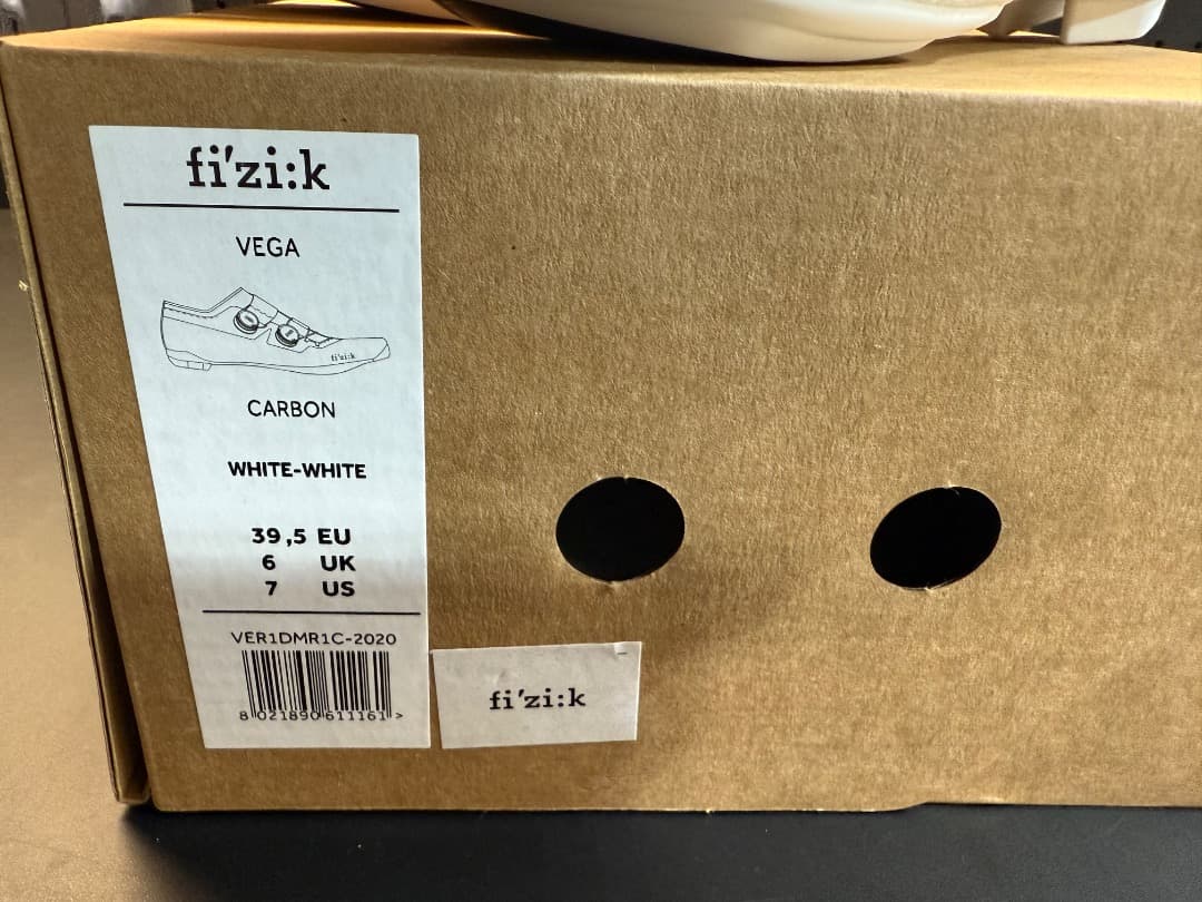 フィジークVENTO VEGA CARBON WHT 39.5 fi'zi:k