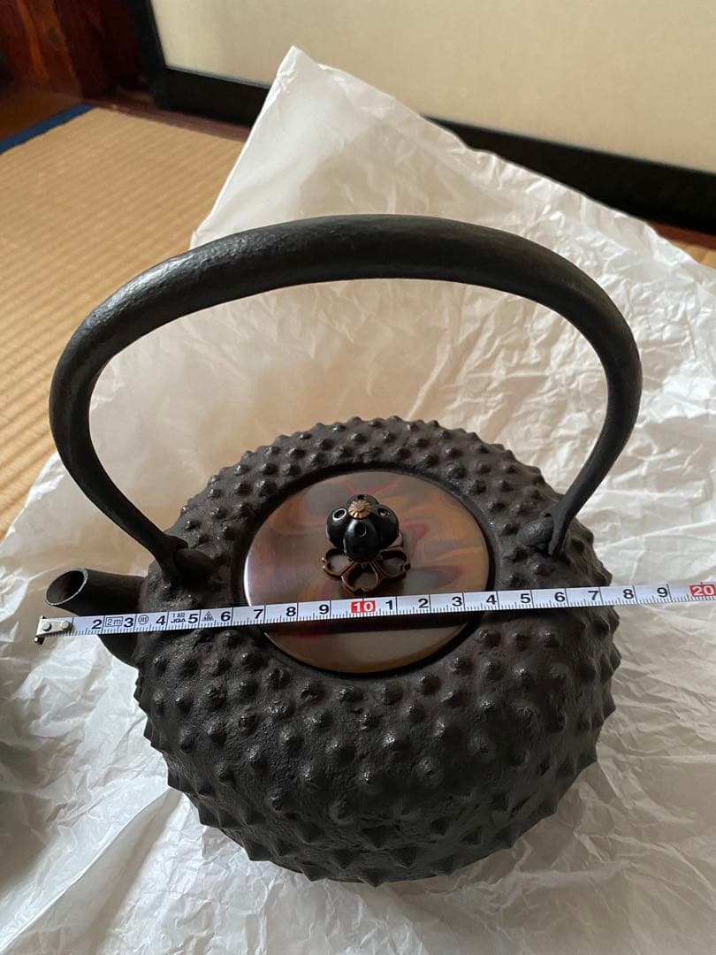 鉄瓶 鬼霰　鋳師　金森紹栄氏作　共箱入