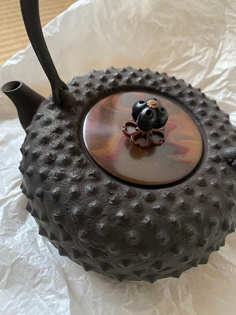 鉄瓶 鬼霰　鋳師　金森紹栄氏作　共箱入