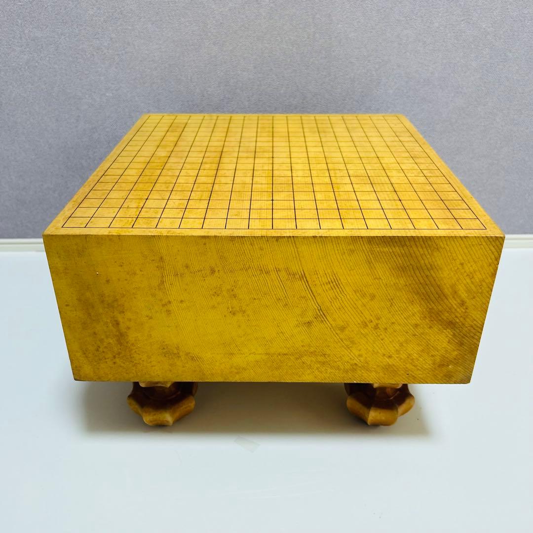 【送料無料】高級 国産 極厚 5.7寸 囲碁 本榧 柾目 目が繊細 ヘソ 脚付き