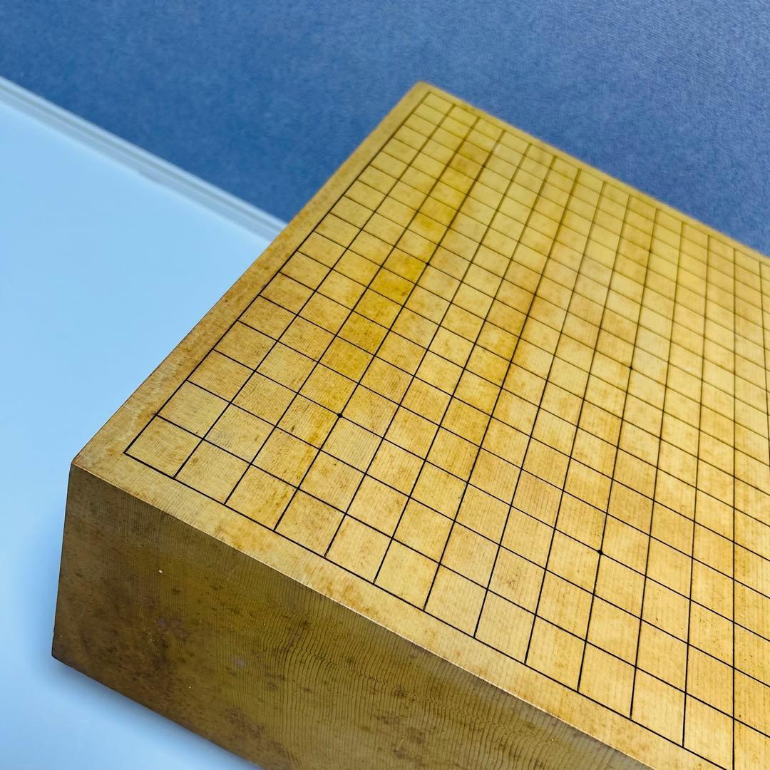 【送料無料】高級 国産 極厚 5.7寸 囲碁 本榧 柾目 目が繊細 ヘソ 脚付き